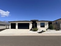 Building Photo - 3 Bedroom, 2 bath home.
