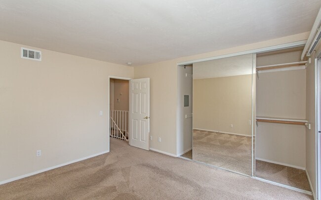 Building Photo - Great 2 BD Home in the Lake Park Terrace C...