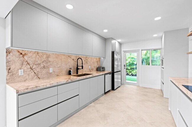 Building Photo - 1725 NE 23rd Ave