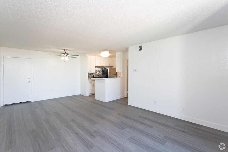 1BR,1BA- Living Room - Marathon Apartments