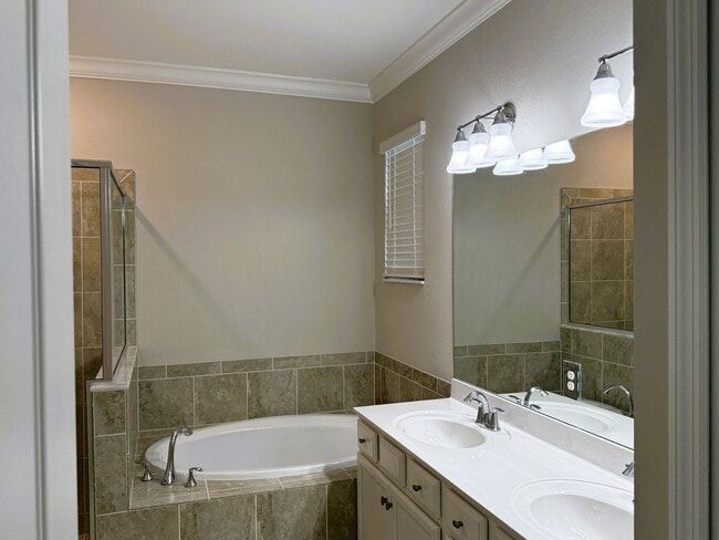 Building Photo - 9444 Glenforest Dr