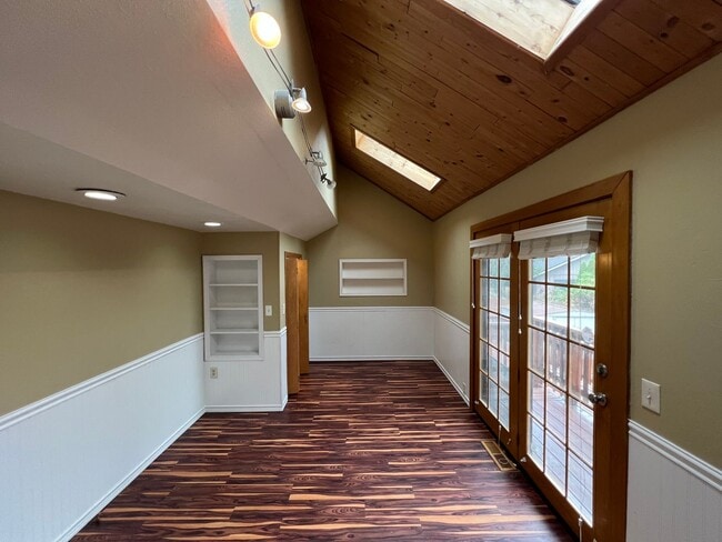 Building Photo - Outdoor Oasis: Charming 3 Bed 2 Bath House!