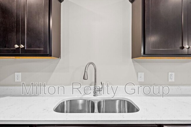 Building Photo - 121 Laura Ln