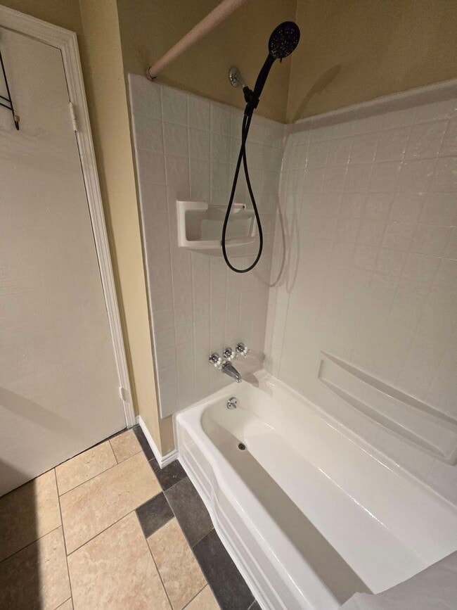 Building Photo - Spacious Home in NE Heights