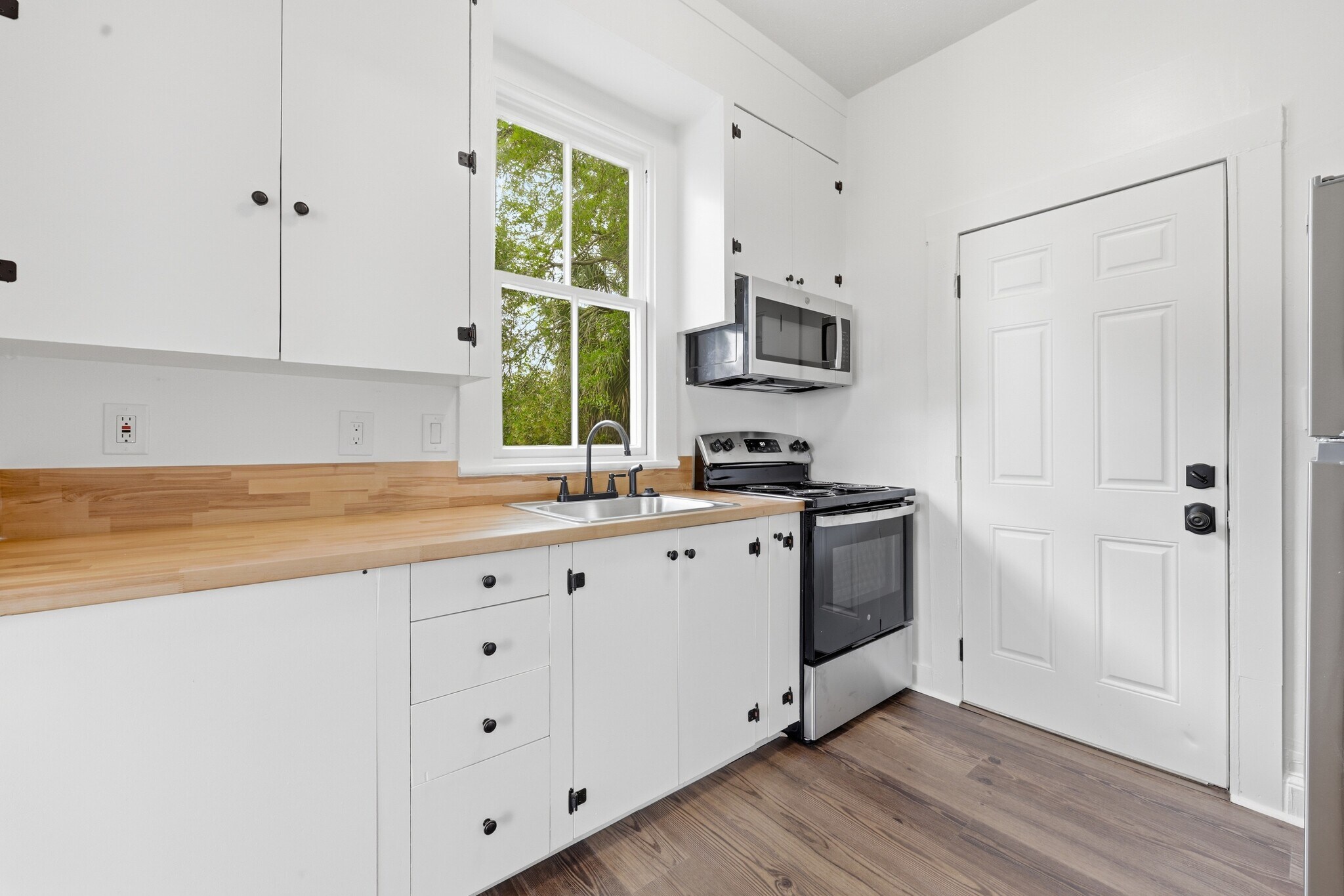 Kitchen - 2253 Herschel St