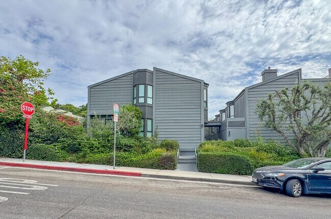 Building Photo - 880 Hilldale Ave