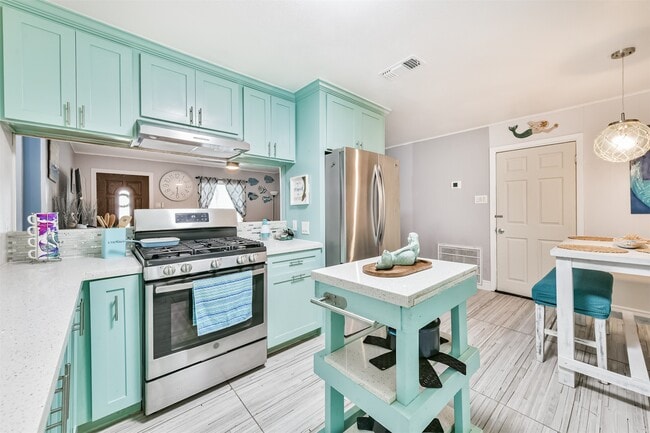 Building Photo - 728 7th St