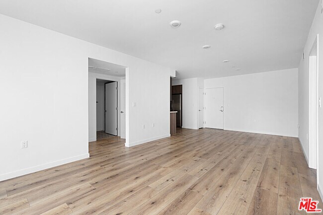 Building Photo - 5229 Willowcrest Ave