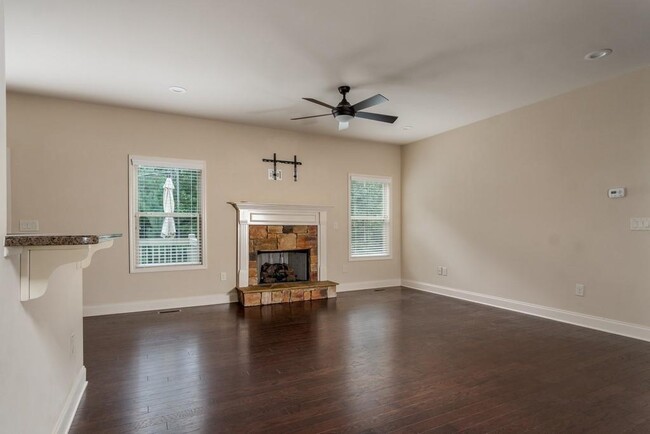 Building Photo - 307 Fieldstone Ln