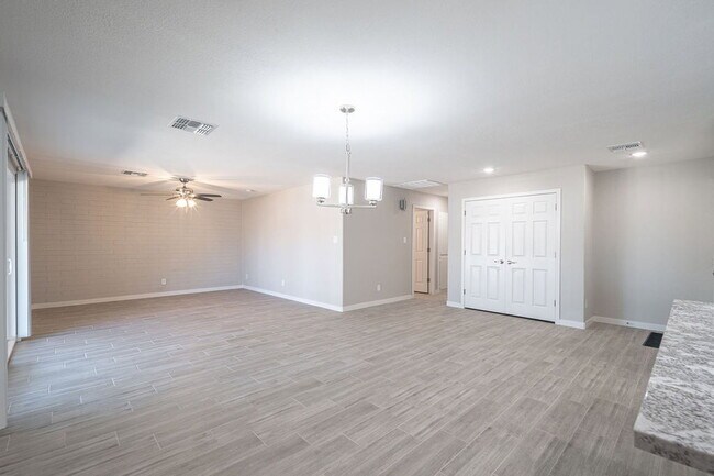 Building Photo - 4002 N 59th Dr