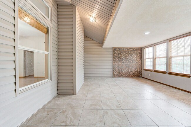 Building Photo - Beautiful 3x2 with Sunroom in Yukon
