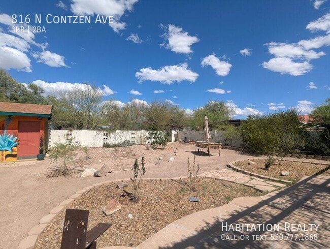 Building Photo - 816 N Contzen Ave