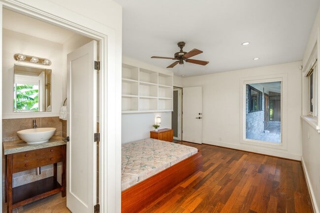Building Photo - Beautiful Custom Built Home in Wailuku Heights, 2 Bed/3 Bath with Flex Room, Magnificent Ocean/Mo...