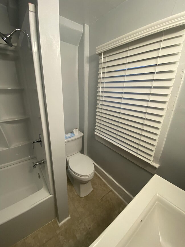 Building Photo - 1004 Bedford Ave SW