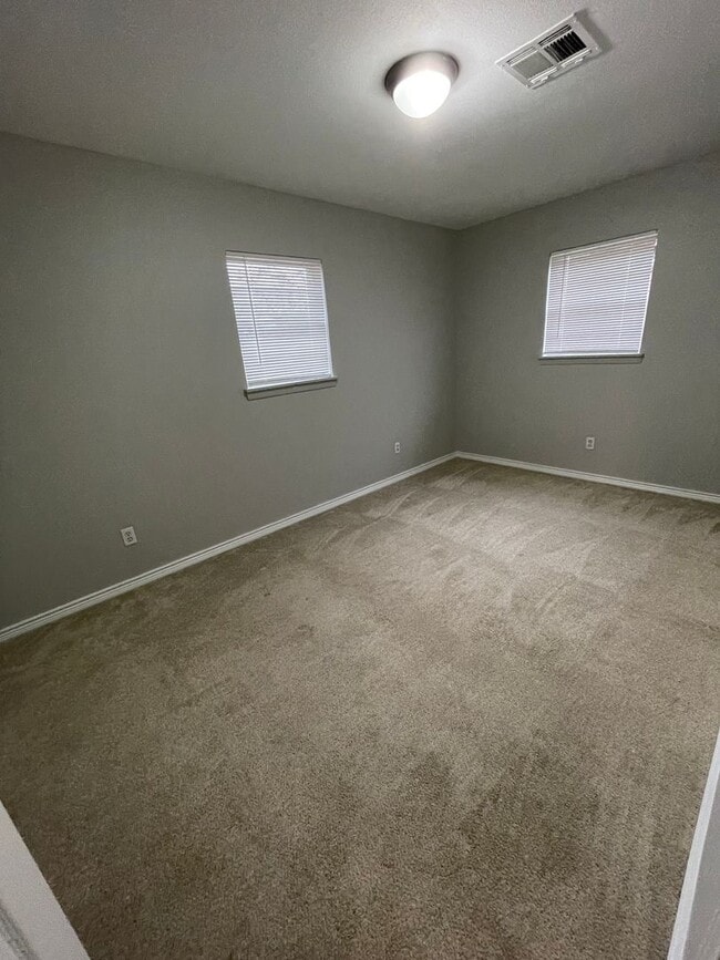 Building Photo - Central Bossier Beauty!