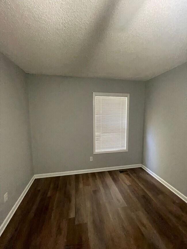 Building Photo - Foxchase Subdivision - End Unit
