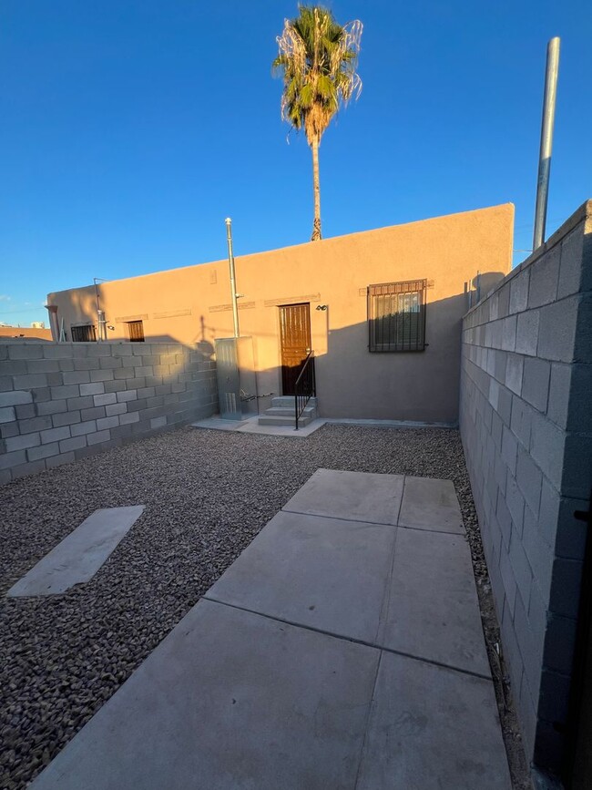 Building Photo - Recently Remodeled 1 Bed. Apt. Near Shoppi...