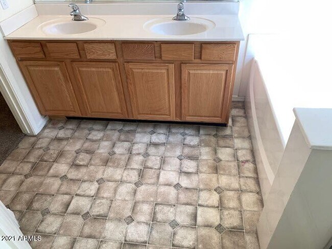 Building Photo - 6005 S 15th Dr