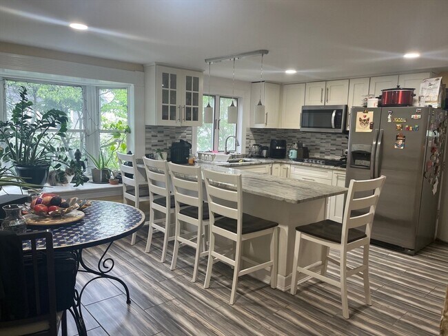 Building Photo - 94 Oakwood Ave