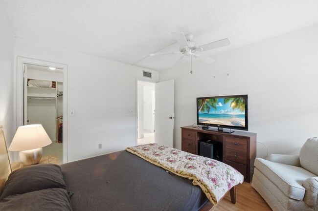 Building Photo - 441 Burgundy N