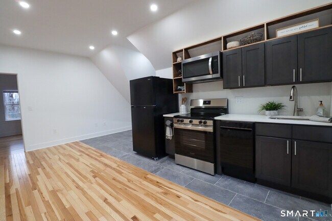 Building Photo - 55 Channing St