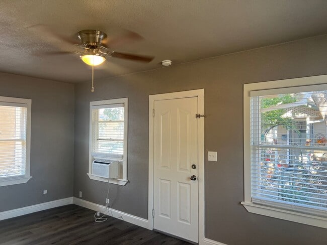 Building Photo - Updated One Bedroom Cottage With Private Yard