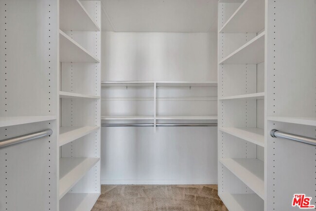 Building Photo - 800 W 1st St