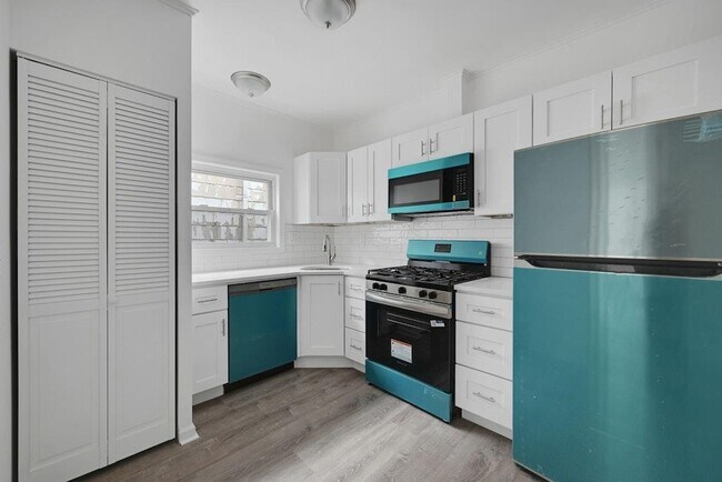 Building Photo - 33 E 42nd St