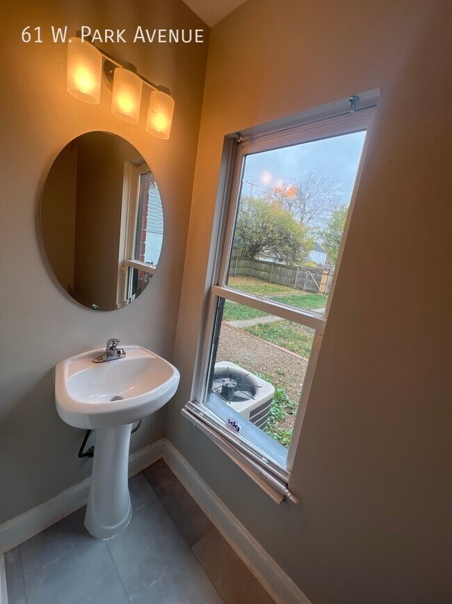 Building Photo - 61 W Park Ave