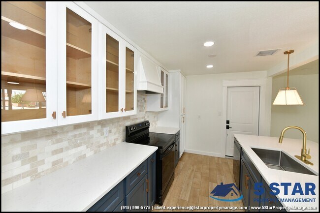 Building Photo - 3217 Wedgewood Dr