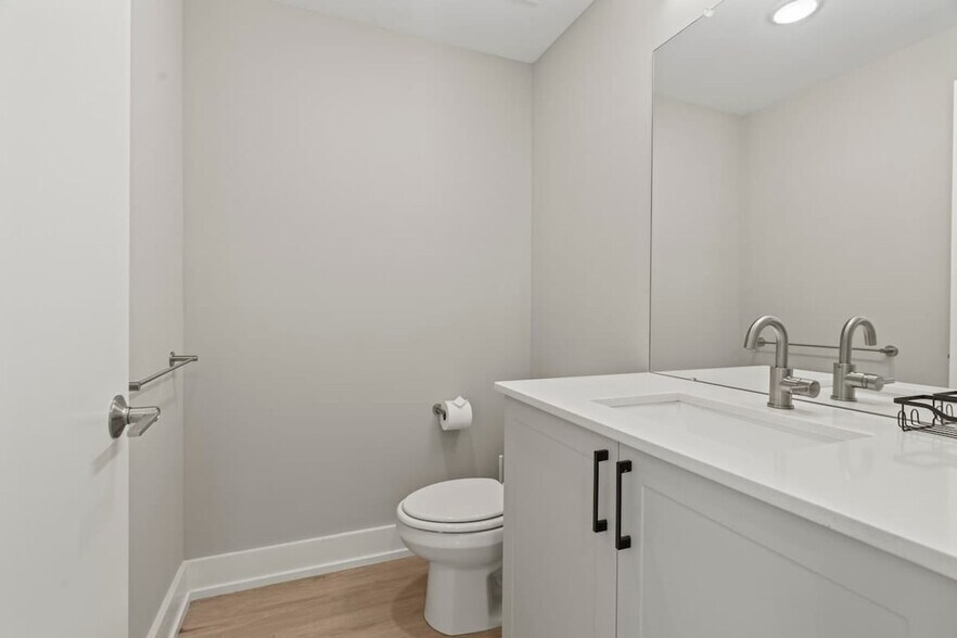 Building Photo - 901 Canal St