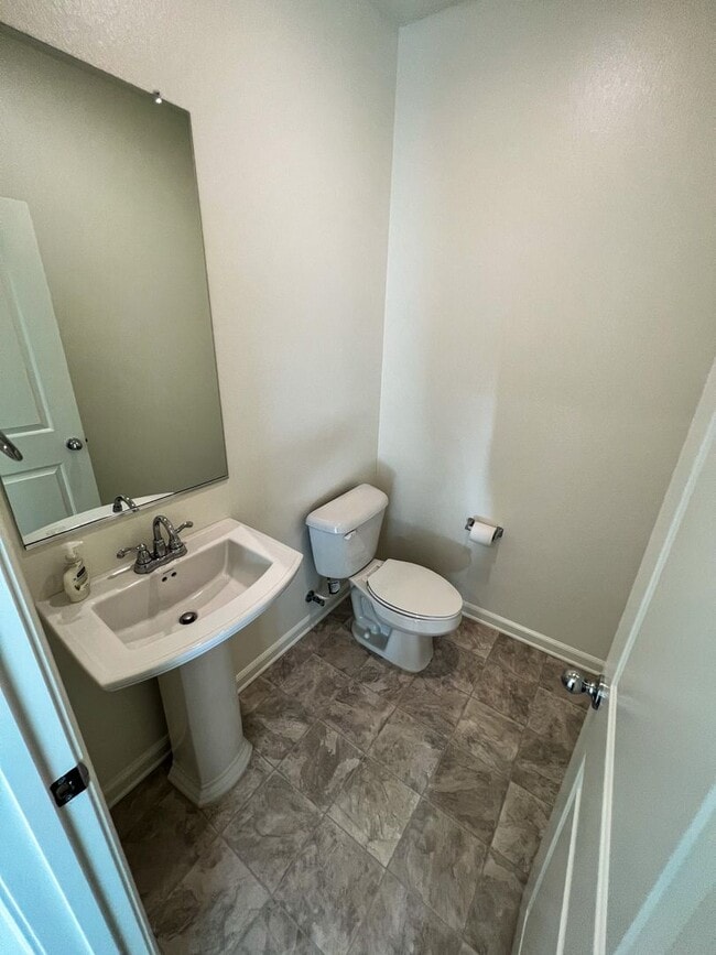 Building Photo - 5 Bedroom home with FULL MOTHER IN LAW SUI...