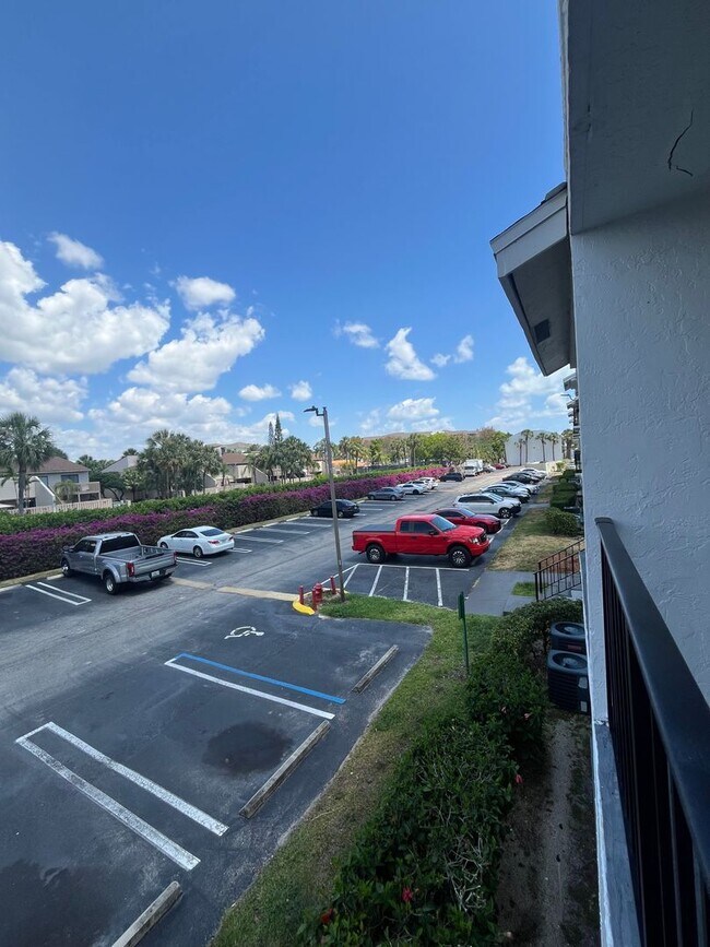 Building Photo - ONE BEDROOM ONE BATHROOM!! Waterfront Comm...