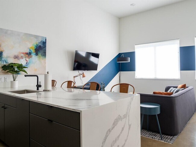 Building Photo - 2709 E 5th St.