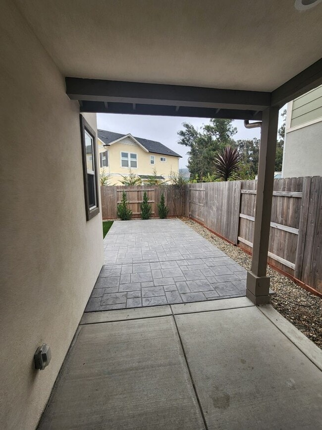 Building Photo - 3 bedroom 2.5 bath townhouse