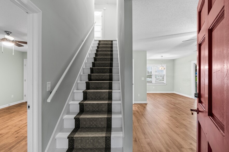 Building Photo - 311 S Willow Dr