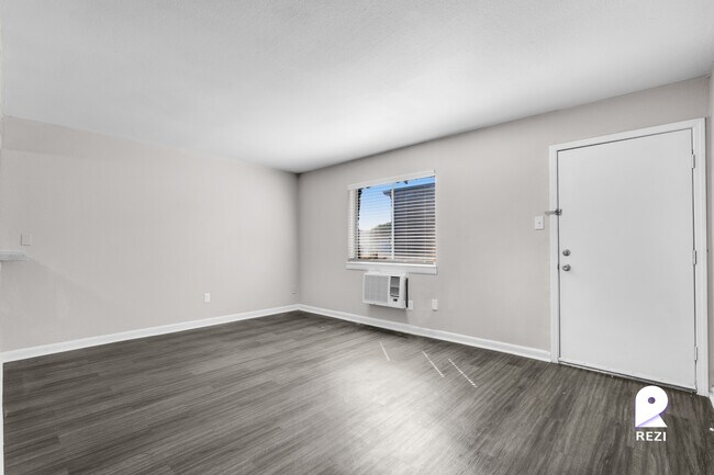 Building Photo - 5135 North Fwy