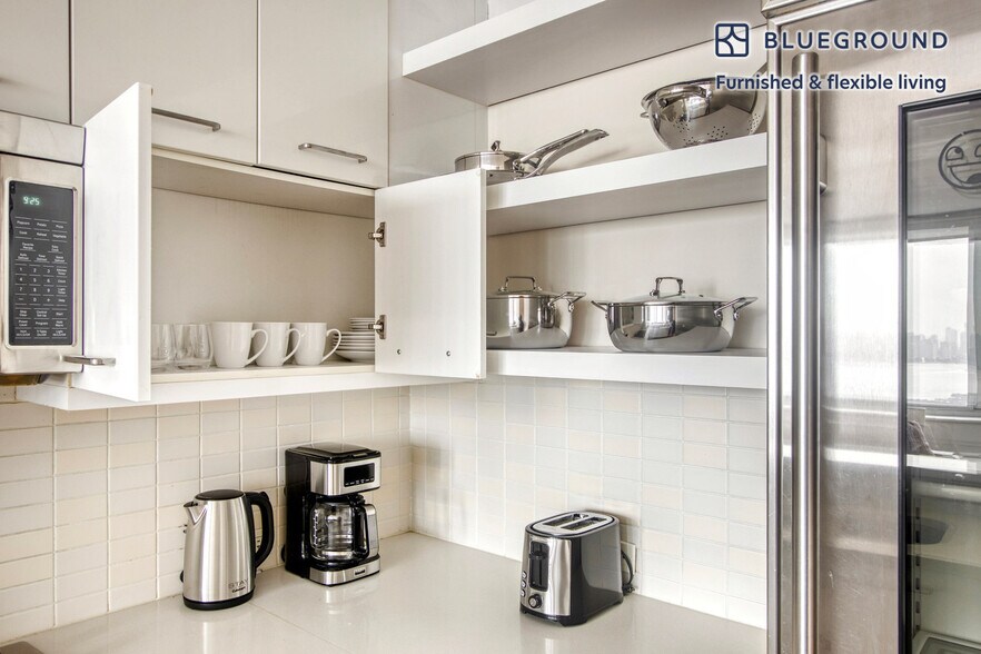 Building Photo - 635 W 42nd St