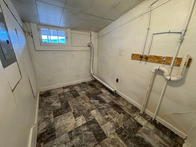 Building Photo - 2BR/1BA Upper Unit – Washer/Dryer Hookups, No Pets