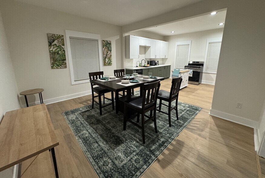 Building Photo - 220 W Buena Vista St