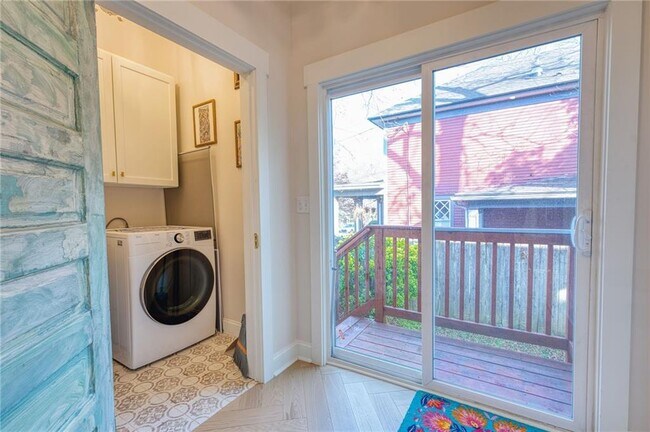 Building Photo - 85 Waddell St NE