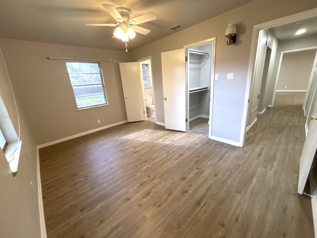 Building Photo - Freshly Updated & Ready For You!