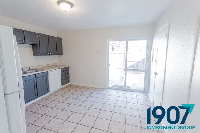 Building Photo - 611 Sinclair Dr