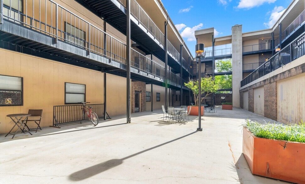 Building Photo - 509 11th St