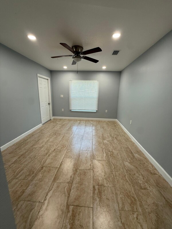 Building Photo - 320 E Oak St