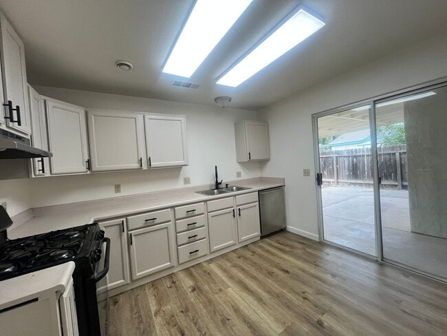 Building Photo - 2405 W Buena Vista Ave