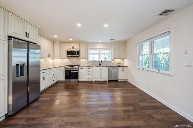 Building Photo - 138 Woodside Ave