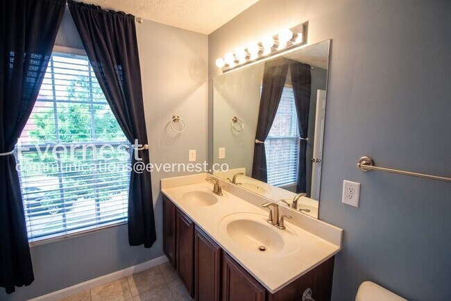 Building Photo - 3 Bed/2.5 Bath Townhome with Garage / Pet-Friendly / Coming Soon!