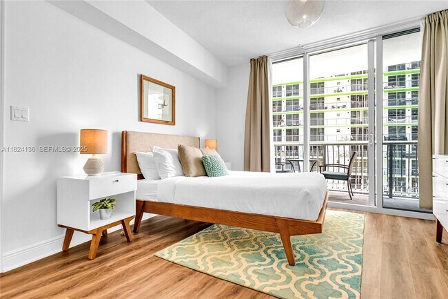 Building Photo - 1750 N Bayshore Dr