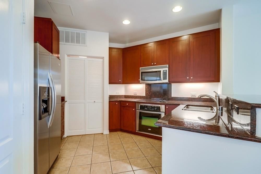 Kitchen, Stainless Steel Appliances - 3950 Ohio St